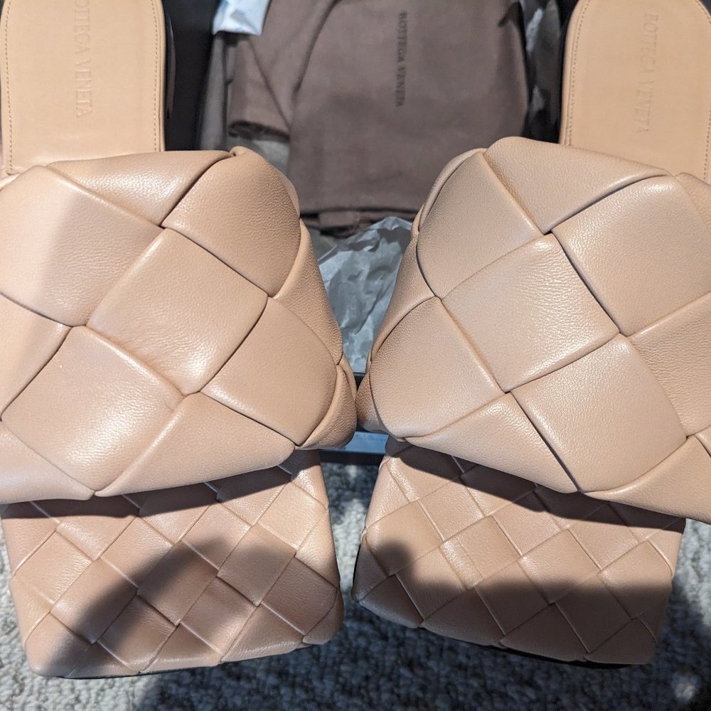 Bottega Veneta Lido Sandals size 38